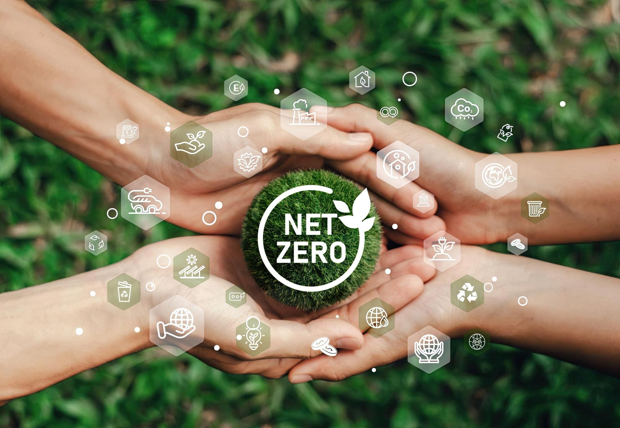 Net Zero สำหรับธุรกิจ ก้าวแรกที่สำคัญที่สุดคือการประเมินคาร์บอนฟุตพริ้นท์ เพื่อให้เห็นว่ากิจกรรมใดในองค์กรเป็นแหล่งปล่อยก๊าซเรือนกระจกหลัก ไม่ว่าจะเป็นไฟฟ้าจากอาคารสำนักงาน ความร้อนในกระบวนการผลิต หรือเชื้อเพลิงจากการขนส่ง การมองเห็นตัวเลขการปล่อยคาร์บอนที่แท้จริงจะช่วยให้เรากำหนดเป้าหมายการแก้ไขได้ถูกจุดและไม่ลงทุนเกินความจำเป็น