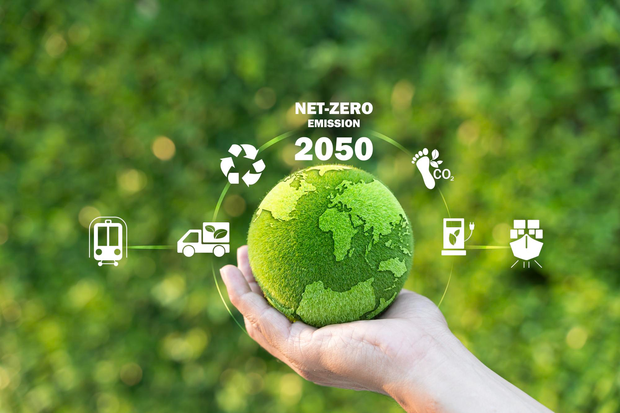 ทำ Net Zero vs ESG ควบคู่กัน คือแนวทางที่ดีที่สุด ESG ช่วยวาง Framework ทำหน้าที่เป็นกรอบการดำเนินงานในภาพรวม ครอบคลุมทั้งด้านสิ่งแวดล้อม สังคม และธรรมาภิบาล ช่วยให้องค์กรสามารถบริหารความเสี่ยง สร้างความน่าเชื่อถือ และกำหนดทิศทางการดำเนินธุรกิจได้อย่างชัดเจน Net Zero ช่วยสร้าง Action และผลลัพธ์ที่วัดผลได้ ผ่านการลดการปล่อยก๊าซเรือนกระจก การเพิ่มประสิทธิภาพการใช้พลังงาน และการนำโซลูชันด้านพลังงานสะอาดมาใช้ ซึ่งในหลายกรณีสามารถเชื่อมโยงกับการลดต้นทุนพลังงานและการบริหารความเสี่ยงด้านคาร์บอนได้