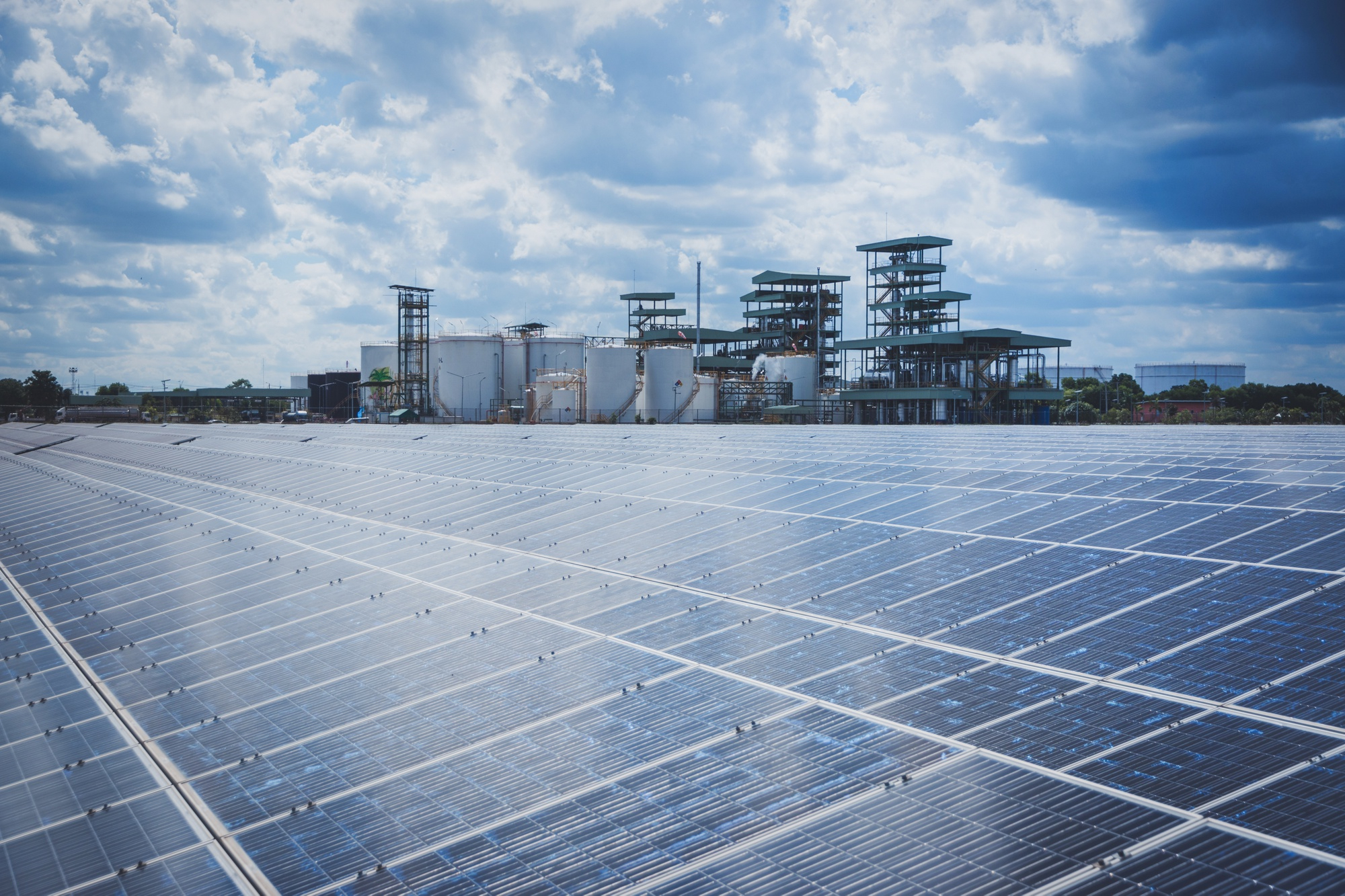 Solar PPA และ การลงทุนเอง (EPC) มีข้อดีที่ตอบโจทย์ความต้องการต่างกัน หากองค์กรต้องการเริ่มต้นใช้งานโซลาร์โดยไม่ต้องลงทุนและลดภาระการดูแลระบบ Solar PPA (Signature Package) เป็นทางเลือกที่เหมาะสม แต่หากมีงบลงทุนก้อนใหญ่และต้องการเป็นเจ้าของระบบเพื่อสร้างผลตอบแทนในระยะยาว การลงทุนเอง EPC/ Banpu NEXT Smart Package) ก็เป็นอีกทางเลือกที่คุ้มค่ากว่า