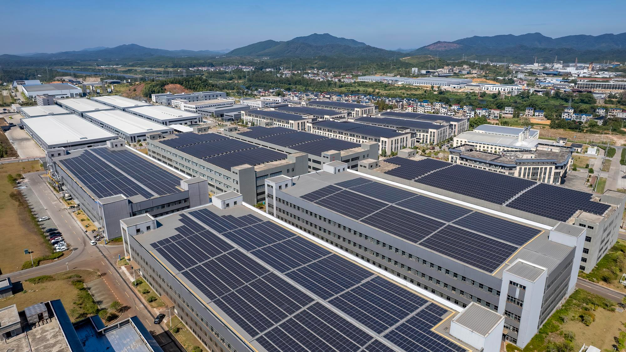 Factory Solar Installation does not only reduce long-term energy expenses. It also improves operational efficiency, strengthens competitiveness, and supports the organization’s long-term sustainability goals. Key benefits include: